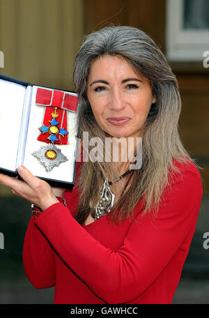 Dame Evelyn Glennie dopo aver ricevuto il premio dalla Regina Elisabetta II durante una cerimonia di investitura a Buckingham Palace, Londra. Foto Stock