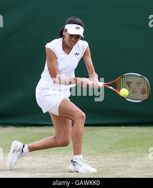 Il Taipei cinese su-Wei Hsieh in azione contro la Russia Dinara Safina durante i Campionati di Wimbledon 2008 presso l'All England Tennis Club di Wimbledon. Foto Stock