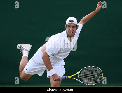 Richard Gasquet in azione contro Sebastien Grosjean in Francia durante i Wimbledon Championships 2008 presso l'All England Tennis Club di Wimbledon. Foto Stock