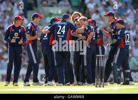 Cricket - NatWest Series - Quarta Giornata Internazionale - Inghilterra / Nuova Zelanda - The Brit Oval. I giocatori inglesi festeggiano prendendo un altro wicket Foto Stock