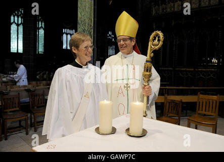 Il Vescovo di Manchester il Reverendo di destra Nigel McCulloch con sua moglie Celia, dopo che l'aveva ordinata a diventare il Reverendo Celia McCulloch ad un servizio nella Cattedrale di Manchester, oggi. Foto Stock