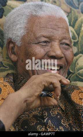 L'ex presidente sudafricano Nelson Mandela durante il suo incontro con il leader del partito conservatore David Cameron a Dorchester, nel centro di Londra. Foto Stock