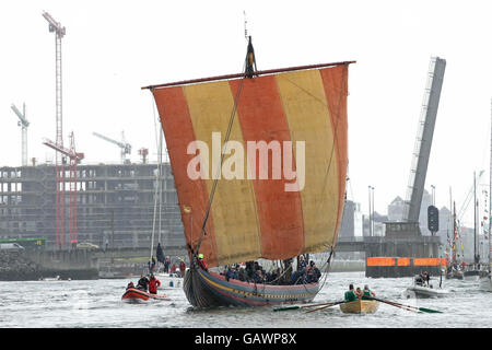 Il Sea Stallion di Glendalough, una replica della longship vichinga, che ha dato il via ad un viaggio di ritorno di 1,400 miglia di mammoth da Dublino alla Danimarca. Foto Stock