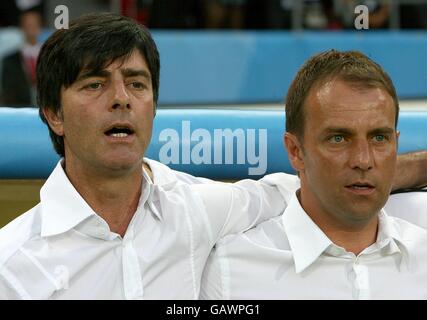 Capo allenatore della Germania Joachim Low e assistente allenatore Hansi Flick durante l'inno nazionale Foto Stock