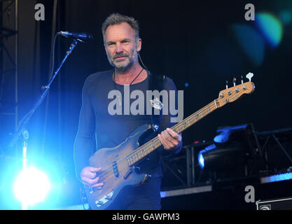 Sting of the Police si esibisce sul palco principale durante il secondo giorno dell'Hard Rock Calling ad Hyde Park, nel centro di Londra. Foto Stock