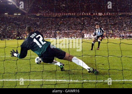 AC Milan portiere Dida (l) immersioni per salvare la pena Di David Trezeguet di Juventus (r) Foto Stock