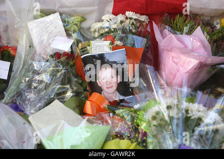 I fiori sono lasciati sulla scena a Islington, Londra, dove l'adolescente ben Kinsella è stato assassinato. Foto Stock