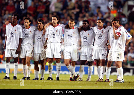 L-R: Jose Vitor Roque Junior di AC Milan, Filippo Inzaghi, Gennaro Gattuso, Kakha Kaladze, Andry Shevchenko, Clarence Seedorf, Serginho, massimo Ambrosini (nascosto) e Paolo Maldini osservano i calci della pena Foto Stock