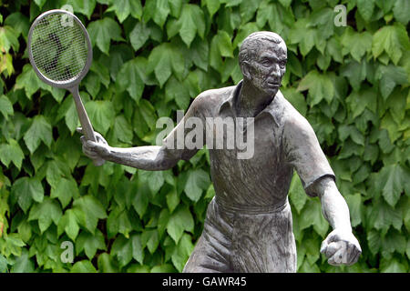 Tennis - Wimbledon Championships 2008 - Day 2 - The All England Club. Vista generale di una statua di Fred Perry a Wimbledon Foto Stock