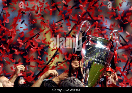 Calcio - UEFA Champions League - finale - Juventus / AC Milan. I giocatori di AC Milan hanno le mani sul trofeo UEFA Champions League Foto Stock