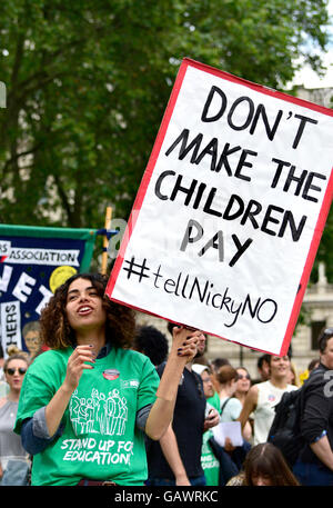 Londra, Regno Unito. 5 Luglio, 2016. Più di 10.000 insegnanti e sostenitori marzo a Piazza del Parlamento a sostegno della giornata di sciopero. Credito: PjrNews/Alamy Live News Foto Stock