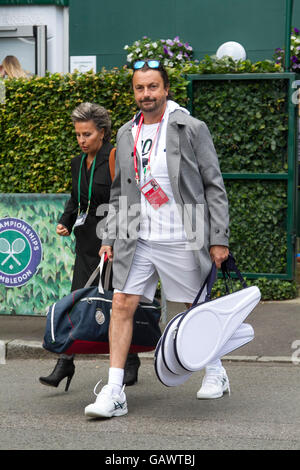 Wimbledon Londra,UK. Il 5 luglio 2016. Tennis francese player Henri Leconte arriva al AELTC al giorno 9 del 2016 Wimbledon Tennis Championships Credito: amer ghazzal/Alamy Live News Foto Stock