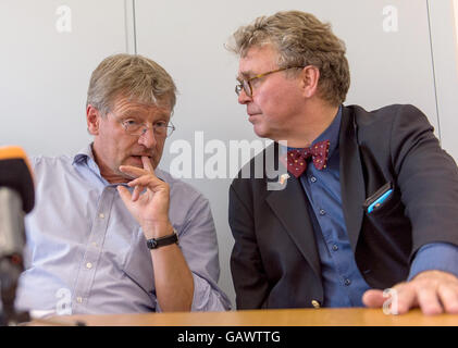 Stuttgart, Germania. 5 Luglio, 2016. Joerg Meuthen (l), la frazione presidente del partito alternativa fuer Deutschland (AFD) allo stato europeo del Baden-Wuerttemberg, parlando al Parlamento AfD stati Heinrich Fiechtner durante una conferenza stampa sull'uscita di 13 parlamentari della frazione AfD in connessione con l'anti-seminitism accuse di AfD parlamentare Gedeon allo stato il palazzo del parlamento a Stoccarda, Germania, 5 luglio 2016. Durante la conferenza stampa, Joerg Meuthen ha annunciato le sue dimissioni come presidente di frazione. Foto: DANIEL MAURER/dpa/Alamy Live News Foto Stock