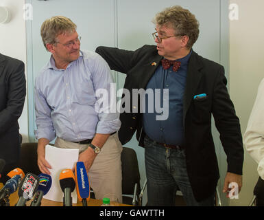 Stuttgart, Germania. 5 Luglio, 2016. Joerg Meuthen (l), la frazione presidente del partito alternativa fuer Deutschland (AFD) allo stato europeo del Baden-Wuerttemberg, essendo abbracciato da AfD parlamentare Heinrich Fiechtner durante una conferenza stampa sull'uscita di 13 parlamentari della frazione AfD in connessione con l'anti-seminitism accuse di AfD parlamentare Gedeon allo stato il palazzo del parlamento a Stoccarda, Germania, 5 luglio 2016. Durante la conferenza stampa, Joerg Meuthen ha annunciato le sue dimissioni come presidente di frazione. Foto: DANIEL MAURER/dpa/Alamy Live News Foto Stock