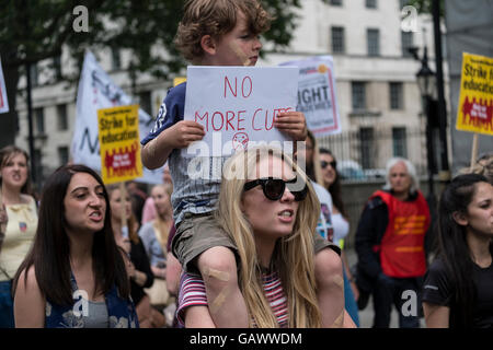 Londra, Regno Unito. 5 Luglio, 2016. Migliaia di insegnanti marzo a Londra al rally in piazza del Parlamento, organizzato dalla Unione Nazionale degli insegnanti, per protesta per la riduzione di finanziamenti dal governo Tory. Credito: claire doherty/Alamy Live News Foto Stock