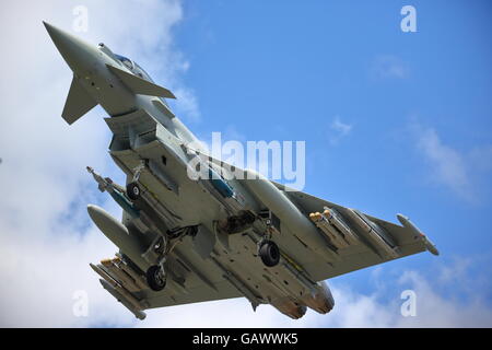 Farnborough, Regno Unito. 05 Luglio, 2016. L'Eurofighter Typhoon è messo attraverso i suoi passi avanti di Farnborough International Airshow di credito: Uwe Deffner/Alamy Live News Foto Stock