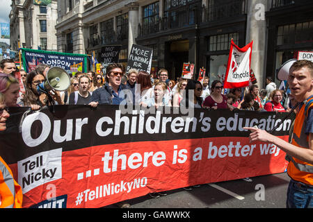 Londra, Regno Unito. 5 Luglio, 2016. Migliaia di colpire gli insegnanti marzo attraverso il centro di Londra. Credito: Mark Kerrison/Alamy Live News Foto Stock