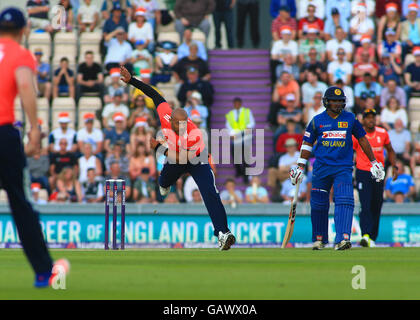 La ciotola Ageas, Southampton, UK. 05 Luglio, 2016. Uomini NatWest International T20. Tra Inghilterra e Sri Lanka. L'Inghilterra del fast bowler Tymal Mills inizia il suo primo oltre © Azione Sport Plus/Alamy Live News Foto Stock