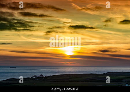 Lands End, Cornwall, Regno Unito. 5 Luglio, 2016. Regno Unito Meteo. Sunset over Lands End Credit: Simon Maycock/Alamy Live News Foto Stock