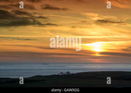 Lands End, Cornwall, Regno Unito. 5 Luglio, 2016. Regno Unito Meteo. Sunset over Lands End Credit: Simon Maycock/Alamy Live News Foto Stock