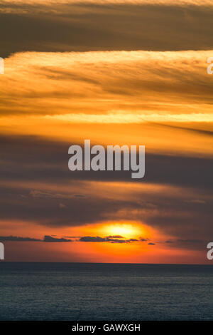 Lands End, Cornwall, Regno Unito. 5 Luglio, 2016. Regno Unito Meteo. Sunset over Lands End Credit: Simon Maycock/Alamy Live News Foto Stock