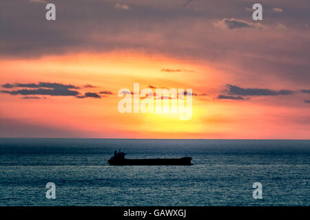 Lands End, Cornwall, Regno Unito. 5 Luglio, 2016. Regno Unito Meteo. Sunset over Lands End Credit: Simon Maycock/Alamy Live News Foto Stock