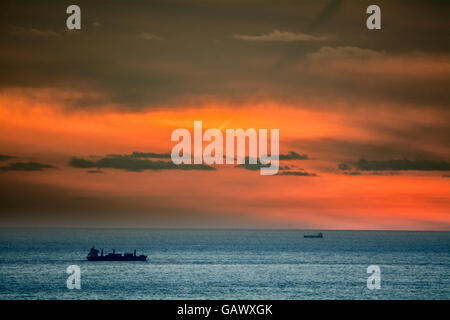 Lands End, Cornwall, Regno Unito. 5 Luglio, 2016. Regno Unito Meteo. Sunset over Lands End Credit: Simon Maycock/Alamy Live News Foto Stock