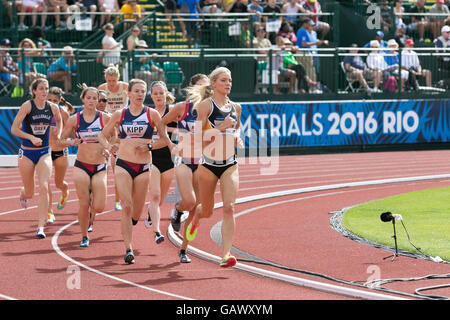 Eugene, Stati Uniti d'America. 4 Luglio, 2016. Primo round vincitore Emma Coburn fuori di fronte durante la donna 3000m Siepi al USATF 2016 prove olimpiche nello storico Hayward Field di Eugene, Oregon, Stati Uniti d'America. Credito: Joshua Rainey/Alamy Live News. Foto Stock