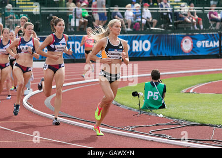 Eugene, Stati Uniti d'America. 4 Luglio, 2016. Primo round vincitore Emma Coburn fuori di fronte durante la donna 3000m Siepi al USATF 2016 prove olimpiche nello storico Hayward Field di Eugene, Oregon, Stati Uniti d'America. Credito: Joshua Rainey/Alamy Live News. Foto Stock