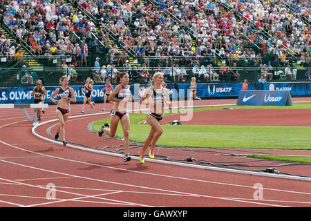 Eugene, Stati Uniti d'America. 4 Luglio, 2016. Primo round vincitore Emma Coburn fuori di fronte durante la donna 3000m Siepi al USATF 2016 prove olimpiche nello storico Hayward Field di Eugene, Oregon, Stati Uniti d'America. Credito: Joshua Rainey/Alamy Live News. Foto Stock