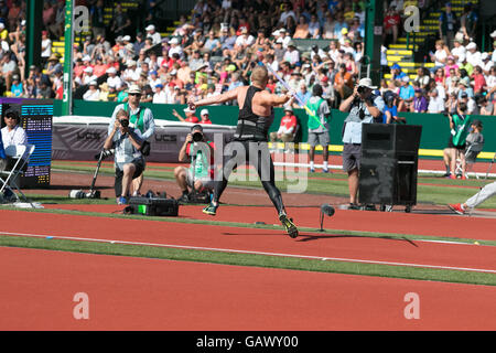 Eugene, Stati Uniti d'America. 4 Luglio, 2016. Ciro Hostetler approcci per il suo tiro vincente di 83.24 metri in Uomini Lancio del giavellotto Finale al USATF 2016 prove olimpiche nello storico Hayward Field di Eugene, Oregon, Stati Uniti d'America. Credito: Joshua Rainey/Alamy Live News. Foto Stock