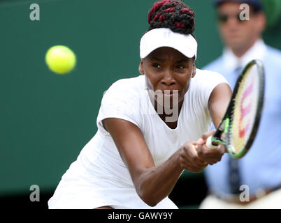 Londra, Regno Unito. 5 Luglio, 2016. Venus Williams di gli Stati Uniti compete durante le donne singoli quarti contro Yaroslava Shvedova del Kazakistan il giorno 8 a i campionati di Wimbledon 2016 a Londra, in Gran Bretagna il 5 luglio 2016. Credito: Voi Pingfan/Xinhua/Alamy Live News Foto Stock