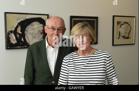 Bremen, Germania. Il 12 maggio 2016. Il collettore giovane Karin e Uwe Hollweg in piedi di fronte a dipinti del contrassegno Tobey nel loro museo privato a Bremen, Germania, 12 maggio 2016. Foto: CARMEN JASPERSEN/dpa/Alamy Live News Foto Stock