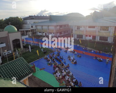 Marawi City, Filippine. 6 Luglio, 2016. Migliaia di mussulmani Maranao assiste Eid ul Fitr celebrazione al di fuori del campidoglio provinciale Gran Moschea di Marawi City, Lanao del Sur. La provincia di Lanao del Sur è composta da 92% di popolazione musulmana. Credito: Sherbien dacalanio/Alamy Live News Foto Stock