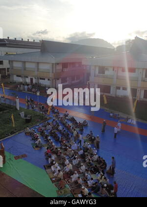 Marawi City, Filippine. 6 Luglio, 2016. Migliaia di mussulmani Maranao assiste Eid ul Fitr celebrazione al di fuori del campidoglio provinciale Gran Moschea di Marawi City, Lanao del Sur. La provincia di Lanao del Sur è composta da 92% di popolazione musulmana. Credito: Sherbien dacalanio/Alamy Live News Foto Stock