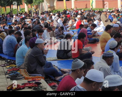 Marawi City, Filippine. 6 Luglio, 2016. Migliaia di mussulmani Maranao assiste Eid ul Fitr celebrazione al di fuori del campidoglio provinciale Gran Moschea di Marawi City, Lanao del Sur. La provincia di Lanao del Sur è composta da 92% di popolazione musulmana. Credito: Sherbien dacalanio/Alamy Live News Foto Stock