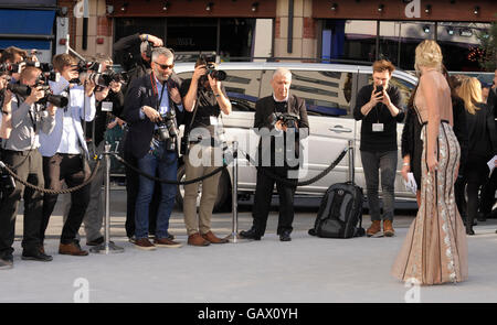 Londra, Regno Unito. 5 Luglio, 2016. Alexander Skarsgard e Margot Robbie che frequentano la premiere europeo della leggenda di Tarzan presso l' Odeon Leicester Square Londra martedì 5 luglio 2016 Credit: Peter Phillips/Alamy Live News Foto Stock