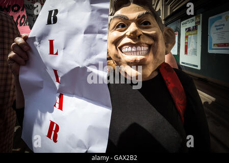 Londra, Regno Unito. 6 Luglio, 2016. Anti-War manifestanti fuori QEII conference center di Westminster come Sir John Chilcot svela la sua relazione nella guerra in Iraq Credit: Guy Corbishley/Alamy Live News Foto Stock