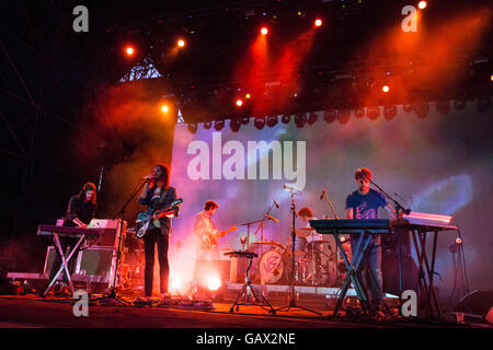 Milano Italia. 05 luglio 2016. La Australian rock psichedelico band TAME IMPALA suona dal vivo sul palco al suono del mercato credito: Rodolfo Sassano/Alamy Live News Foto Stock