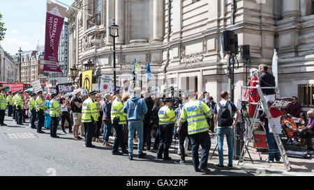 Londra, Regno Unito. Il 6 luglio 2016. I manifestanti da fermare la guerra e la campagna per il disarmo nucleare raccogliere fuori la Regina Elisabetta II centro in Westminster come il tanto atteso Chilcot rapporto per la guerra in Iraq è finalmente resi pubblici. Credito: Stephen Chung / Alamy Live News Foto Stock