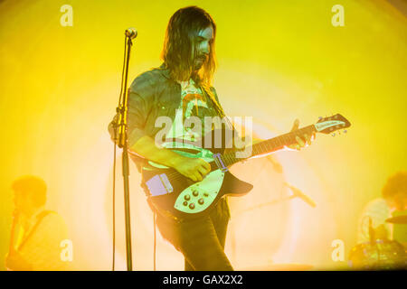 Milano Italia. 05 luglio 2016. La Australian rock psichedelico band TAME IMPALA suona dal vivo sul palco al suono del mercato credito: Rodolfo Sassano/Alamy Live News Foto Stock