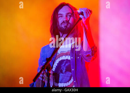 Milano Italia. 05 luglio 2016. La Australian rock psichedelico band TAME IMPALA suona dal vivo sul palco al suono del mercato credito: Rodolfo Sassano/Alamy Live News Foto Stock