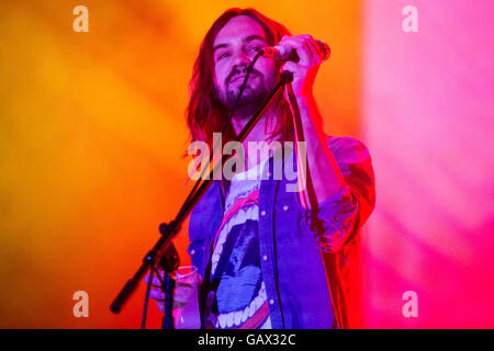 Milano Italia. 05 luglio 2016. La Australian rock psichedelico band TAME IMPALA suona dal vivo sul palco al suono del mercato credito: Rodolfo Sassano/Alamy Live News Foto Stock