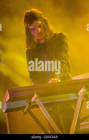 Milano Italia. 05 luglio 2016. La Australian rock psichedelico band TAME IMPALA suona dal vivo sul palco al suono del mercato credito: Rodolfo Sassano/Alamy Live News Foto Stock