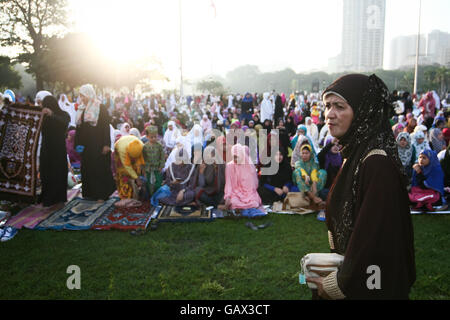 Filippine. 6 Luglio, 2016. Una donna musulmana passeggiate al Quirino Grandstand in attesa per la preghiera del mattino per iniziare. I musulmani filippini dalla vicina città fatta convergere al Quirino Grandstand a Manila per festeggiare la fine del Ramadan. Eid al-Fitr segna la fine del mese sacro del digiuno in Islam. © J Gerard Seguia/ZUMA filo/Alamy Live News Foto Stock