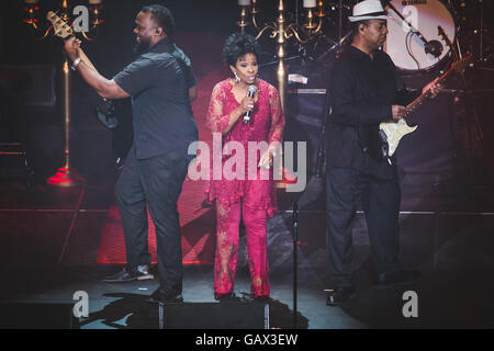 Leeds, Regno Unito. 5 Luglio, 2016. Cantante americana/cantautore e il 'Imperatrice d'anima", Gladys Knight, esegue presso il Leeds Arena sul suo tour del Regno Unito, 2016 Credit: Myles Wright/ZUMA filo/Alamy Live News Foto Stock