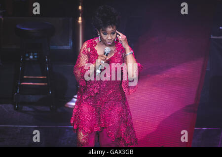 Leeds, Regno Unito. 5 Luglio, 2016. Cantante americana/cantautore e il 'Imperatrice d'anima", Gladys Knight, esegue presso il Leeds Arena sul suo tour del Regno Unito, 2016 Credit: Myles Wright/ZUMA filo/Alamy Live News Foto Stock