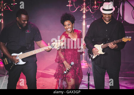 Leeds, Regno Unito. 5 Luglio, 2016. Cantante americana/cantautore e il 'Imperatrice d'anima", Gladys Knight, esegue presso il Leeds Arena sul suo tour del Regno Unito, 2016 Credit: Myles Wright/ZUMA filo/Alamy Live News Foto Stock