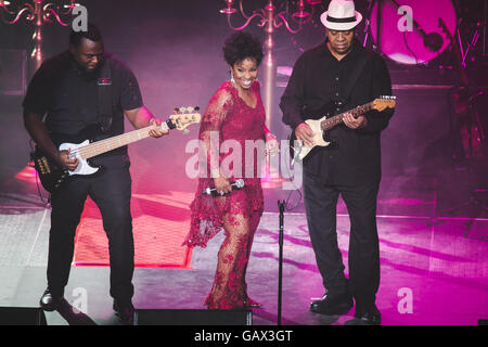 Leeds, Regno Unito. 5 Luglio, 2016. Cantante americana/cantautore e il 'Imperatrice d'anima", Gladys Knight, esegue presso il Leeds Arena sul suo tour del Regno Unito, 2016 Credit: Myles Wright/ZUMA filo/Alamy Live News Foto Stock