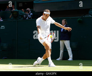 Londra, Regno Unito. 6 Luglio, 2016. All England Lawn Tennis e Croquet Club di Londra, Inghilterra. Il torneo di Wimbledon Tennis Championships Giorno 10. Numero 3 seme, Roger Federer (SUI) colpi di rovescio durante il suo primo quarto di finale di singles match contro la numero 9 di sementi, Marin CILIC (CRO). © Azione Plus immagini di sport/Alamy Live News Credit: Azione Plus immagini di sport/Alamy Live News Foto Stock